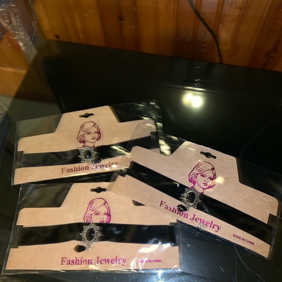 Choker - Picture 3 of 3